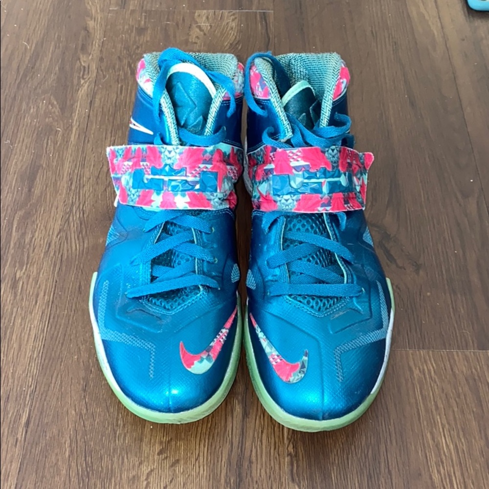Nike Lebron soldiers